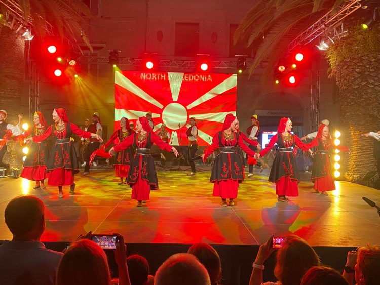 Ansambli “Ibe Palikuqi” nga Shkupi prezantoi në festivalin ndërkombëtar në Split