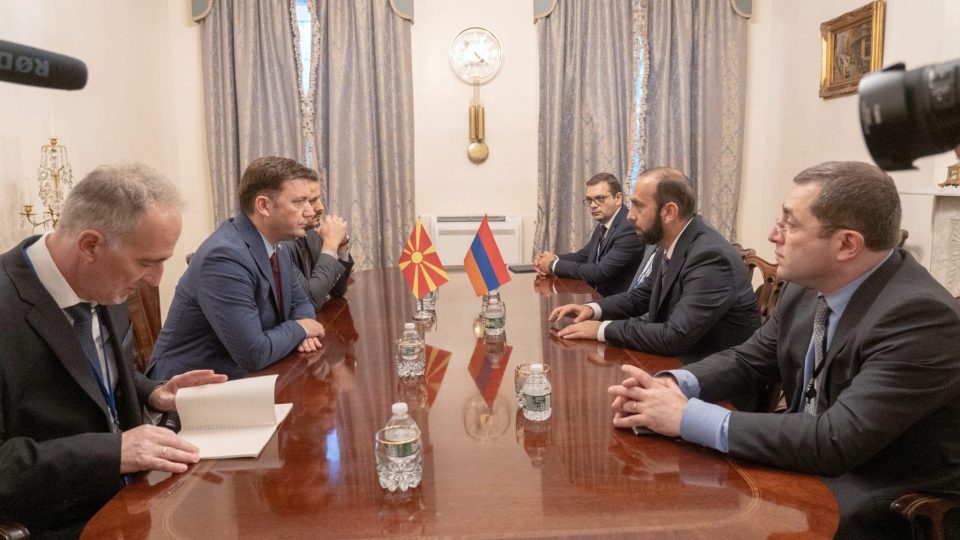 Osmani në takime me ministrat e Armenisë dhe Azerbajxhanit