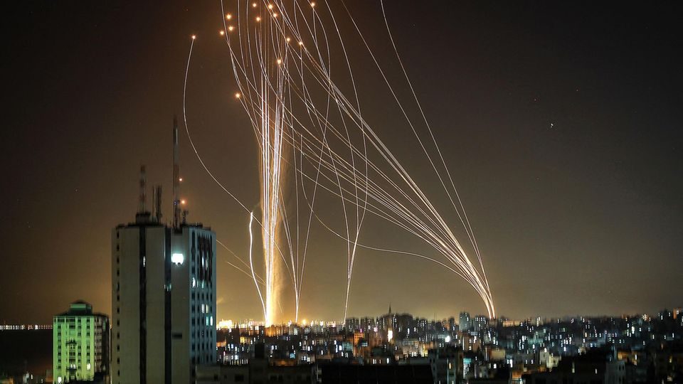 Raketat e militantëve të Gazës godasin drejtpërdrejt Izraelin, përfshirë edhe Tel Avivin