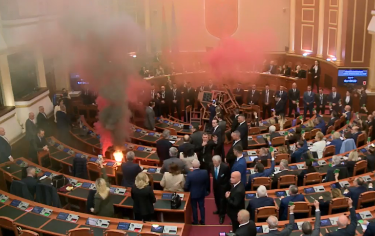 Tymuese e zjarr në seancën e Kuvendit të Shqipërisë
