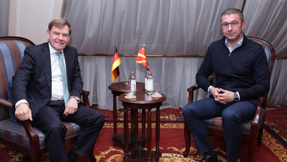 Mickoski në takim me Vadeful: Qeveria i keqpërdor procedurat parlamentare dhe miraton ligje në interes të tyre, jo në interes të qytetarëve