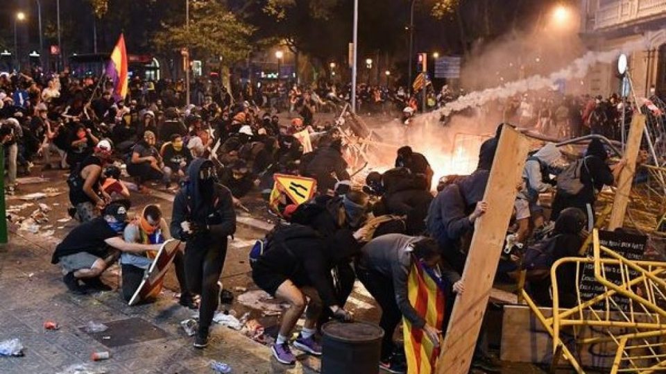 Madrid: Mijëra protestues përleshen me policinë