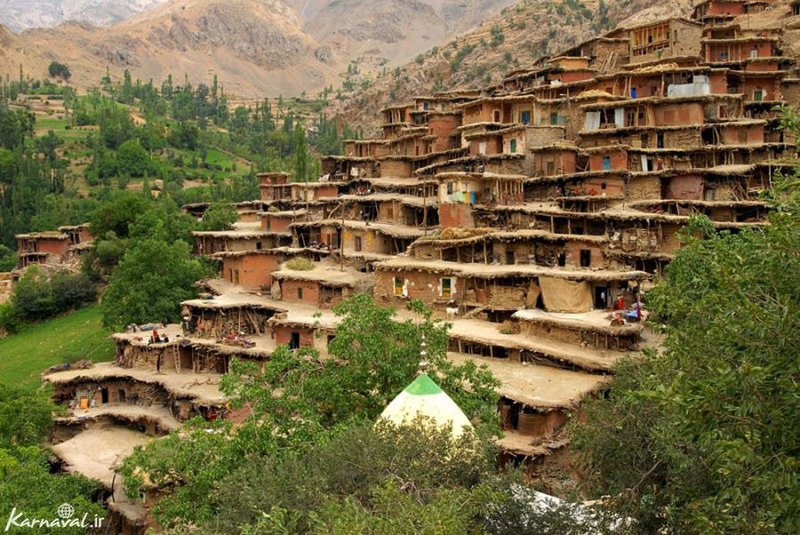 Fshati iranian ku çatitë e shtëpive shërbejnë si rrugë