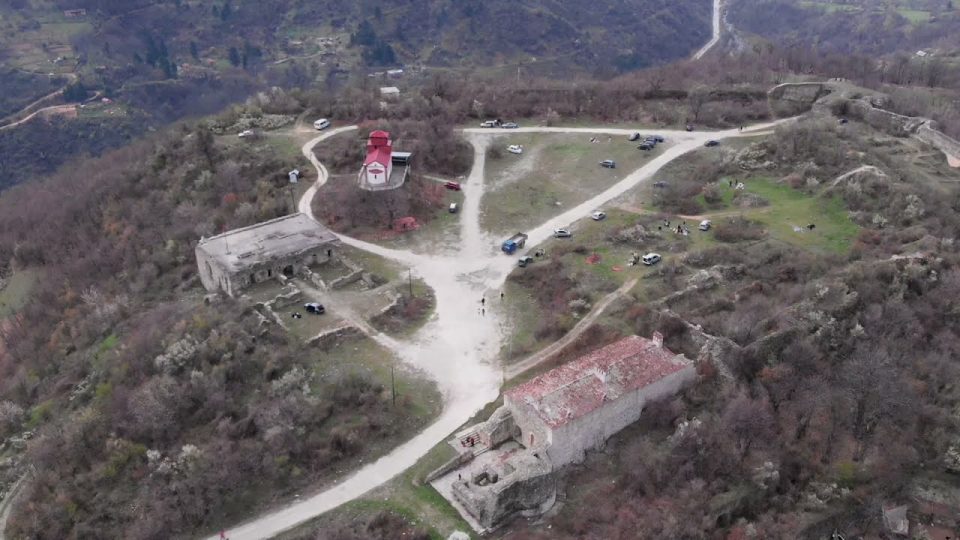 Kërkimet ilegale për ar po i shkatërrojnë muret e Kalasë së Tetovës