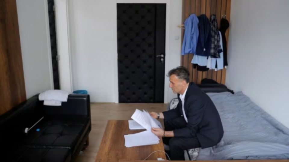 I ngujuar në zyrë prej 29 majit brenda “shtëpisë” së re të kryetarit të Leposaviçit, Lulzim Hetemit