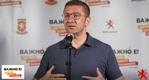 Mickoski: Ali Ahmeti më dërgon njerëz për të bërë qeveri me VMRO-DPMNE-në