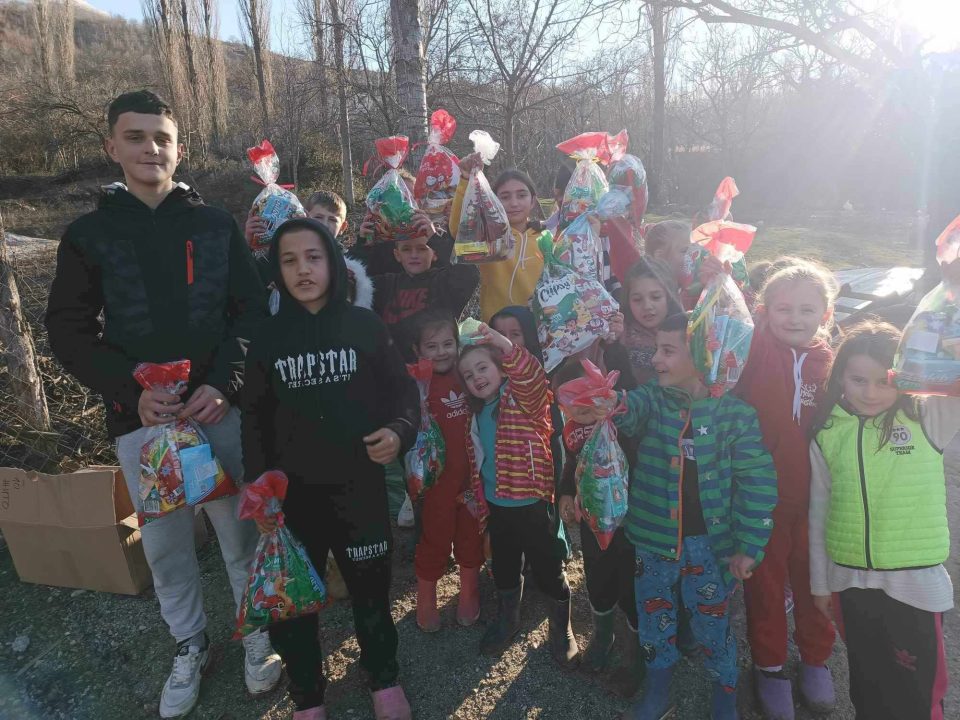 Shoqata maqedonase “Ilinden”-Tiranë dhurоi pako për festat për fëmijët në Trebisht zona e Gollobordës