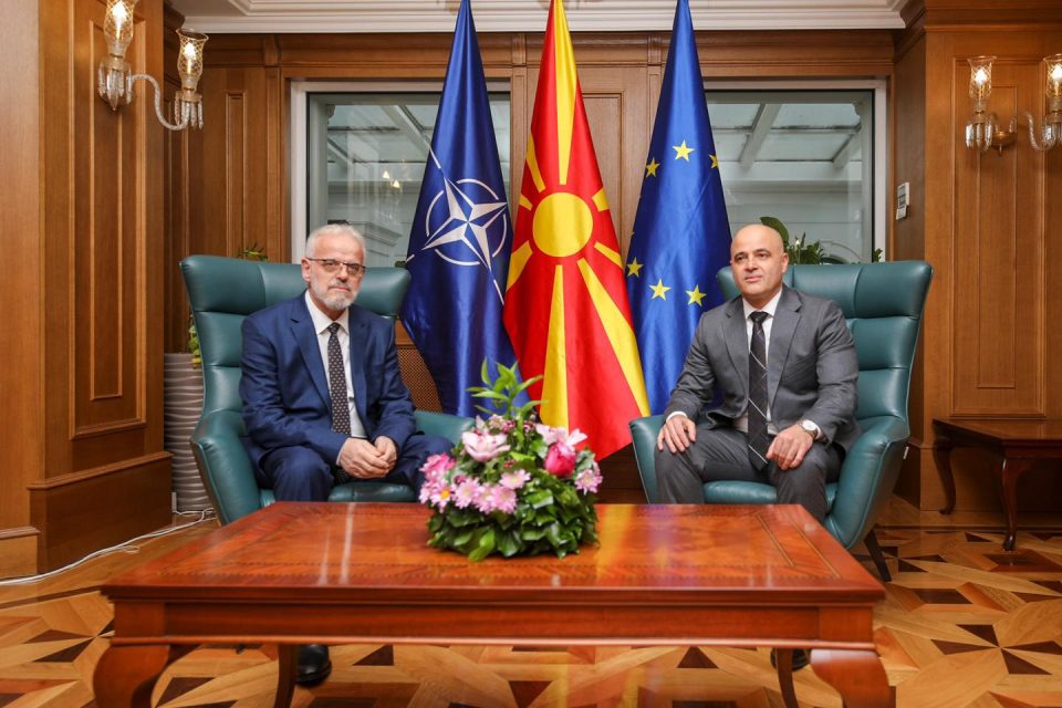 Xhaferi merr detyrën e kryeministrit teknik të Maqedonisë