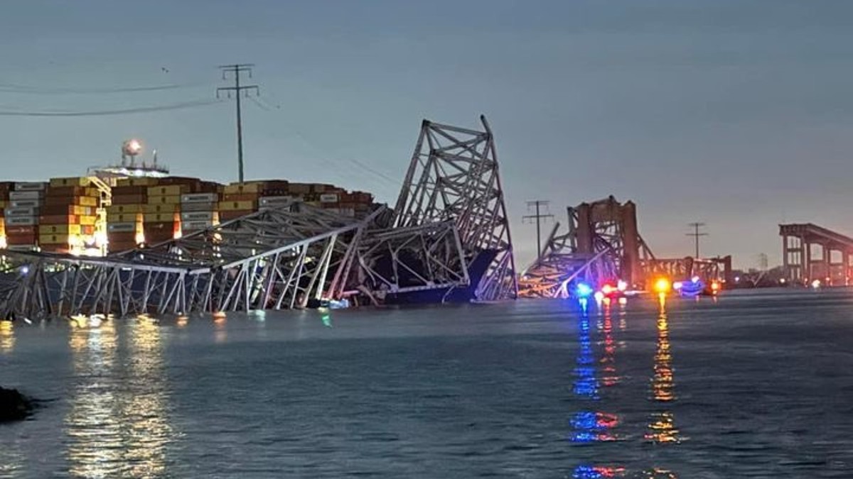Anija e mallrave përplaset me urën në SHBA dhe shembet
