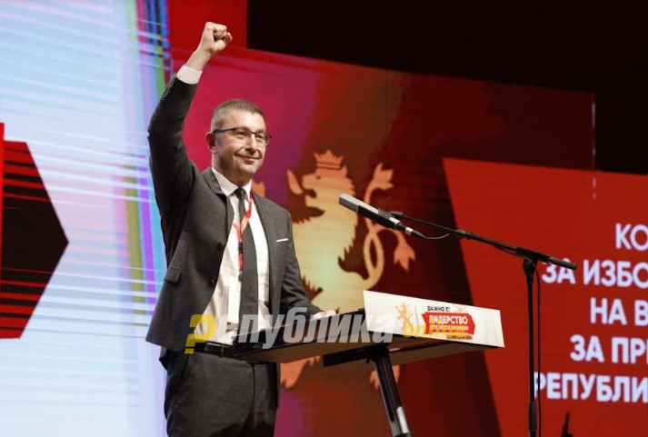 Mickoski: Qeveria e VMRO – DPMNE-së do i shpërblejë mësimdhënësit dhe arsimtarët që merren me shkencë me 50 për qind shtesë në pagë