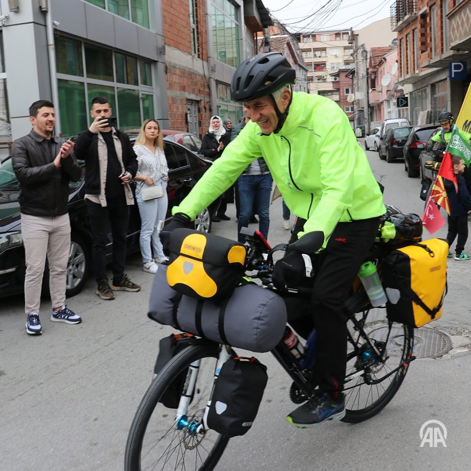 Nga Shkupi në Mekë, me biçikletë! Njihuni me Qamuran Hirdën