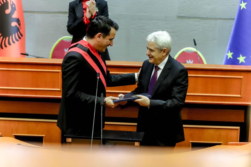 Ali Ahmeti qytetar nderi i Tiranës: Do të përpiqem të jem qytetar i disiplinuar