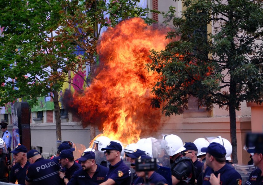 Tym e flakë tensione në protestën e qytetarëve para Bashkisë së Tiranës