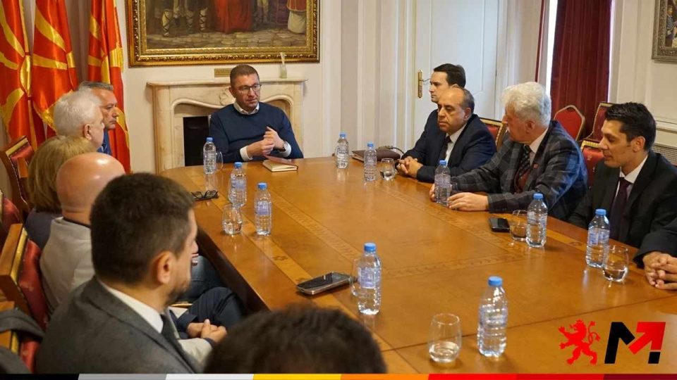 Mickoski mbledh partnerët e koalicionit – i jepet “dritë jeshile” për negociatat për Qeverinë e re