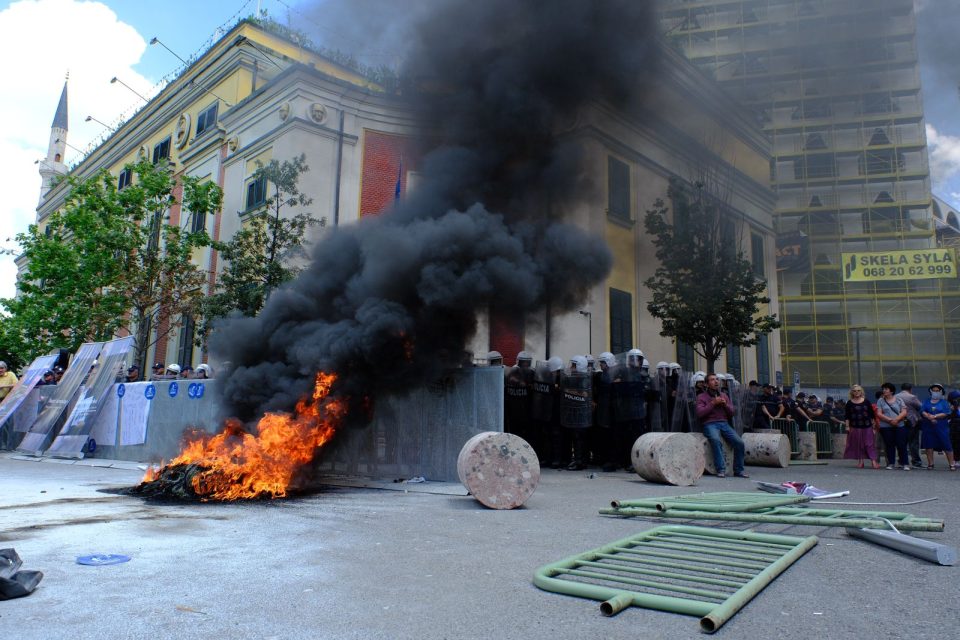 Incidentet në protestën para Bashkisë së Tiranës, 5 të shoqëruar, 1 prej tyre i arrestuar
