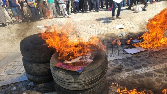 Opozita sërish protestë para Bashkisë, Policia plan masash