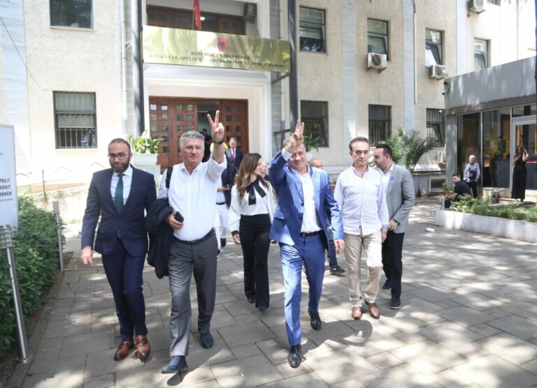Vula e PD iu kthye Berishës, përshëndetje me dy gishta, ja si e pritën vendimin e Apelit deputetët e Rithemelimit