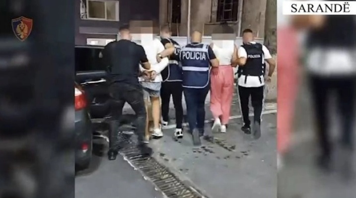 Arrestohen në Sarandë dy shtetas maqedonas i kanë vjedhur çantën një grekeje me 2 celularë dhe 3 palë syze