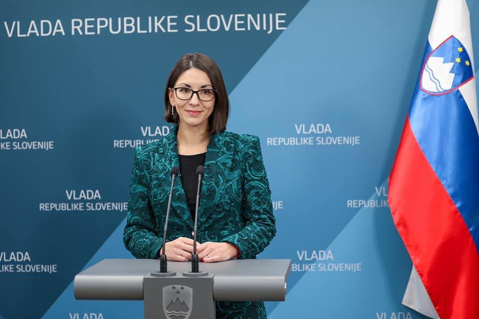 Pas kritikave për shpejtësi: Ministrja sllovene me origjinë maqedonase dha dorëheqjen