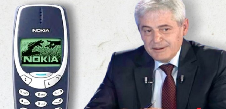 Si poston video Ali Ahmeti në Facebook me një Nokia 3310 të vjetër?