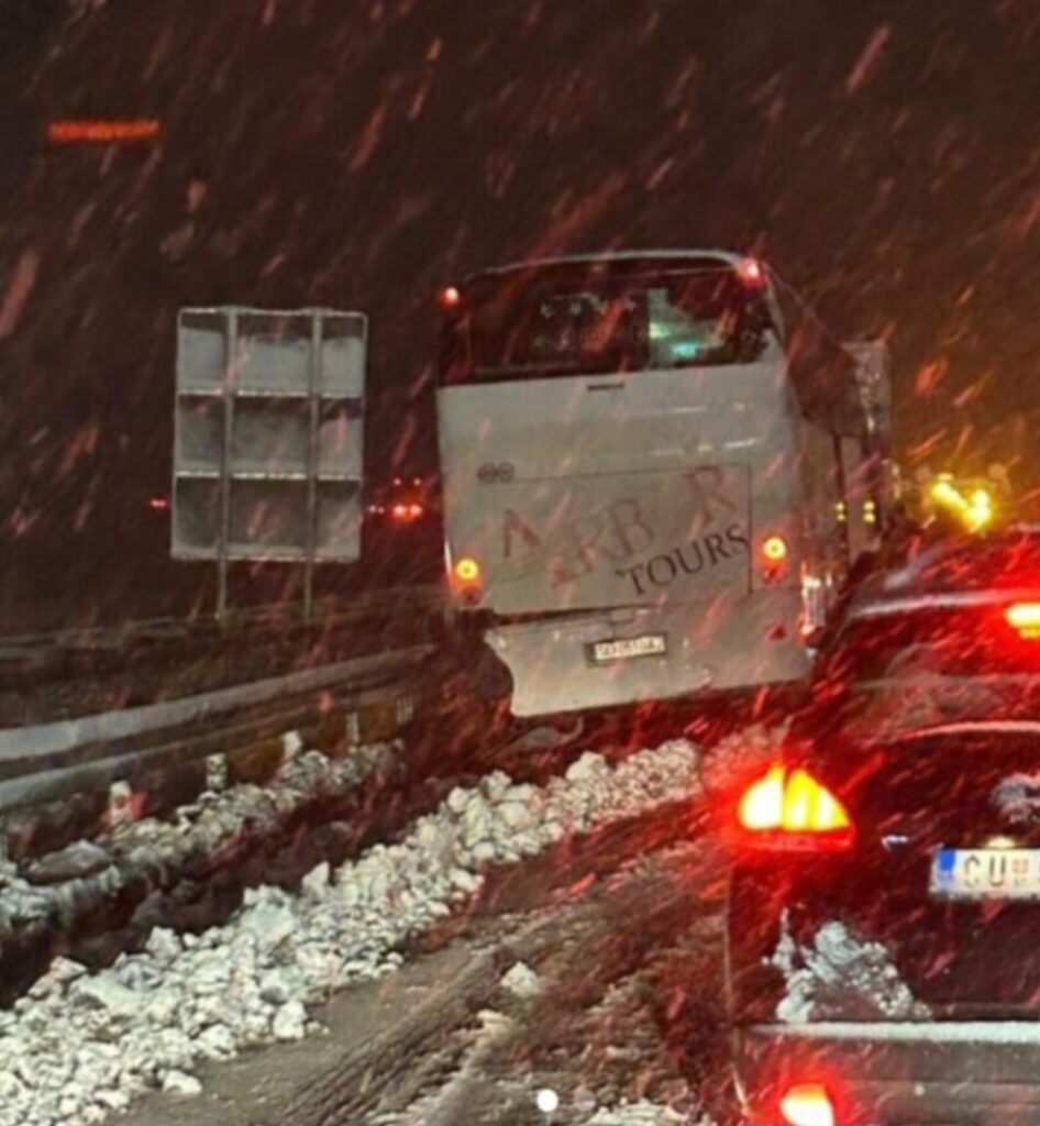 Një autobus nga Maedonia doli nga autostrada dhe u përplas me mbrojtësen në Serbi