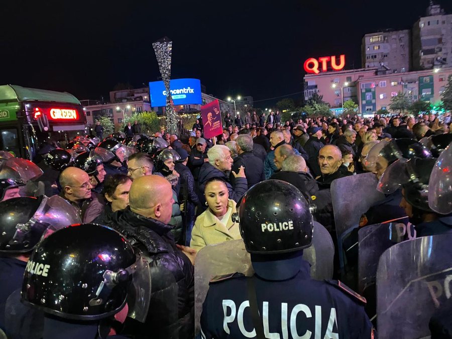 Protesta e PD-së në Tiranë, 44 të shoqëruar në komisariatet e Tiranës