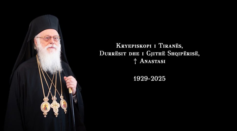 Në Mitropolinë e Athinës kremtohet shërbesa e liturgjisë hyjnore për Kryepeshkopin Ananastasi i pranishëm edhe kryeministri Mitsotakis