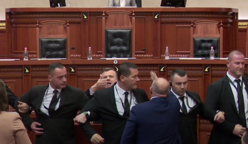 Tensione në Kuvendin e Shqipërisë, deputeti i PD-së heq rripin e pantallonave për ta goditur Ballën