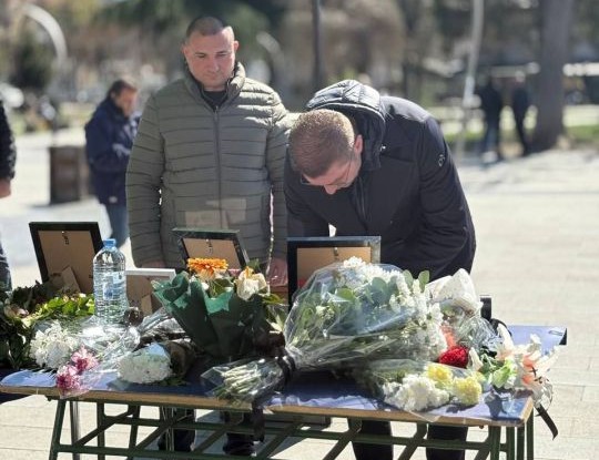 Mickoski vizitoi Koçanin dhe u nënshkrua në Librin e Zisë, me lot dhe heshtje nderojmë viktimat
