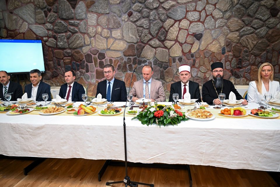 Kryeparlamentari Gashi organizon iftar të përbashkët me liderët politikë dhe fetarë