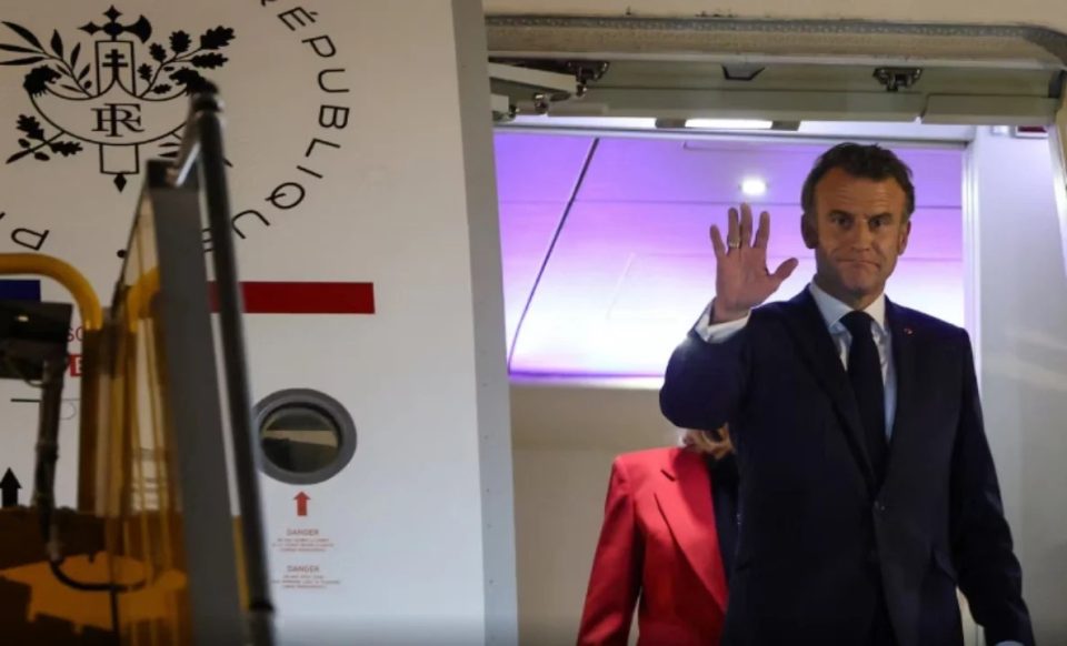 Presidenti Macron goditet me shuplakë nga gruaja e tij gjatë mbërritjes në Vietnam