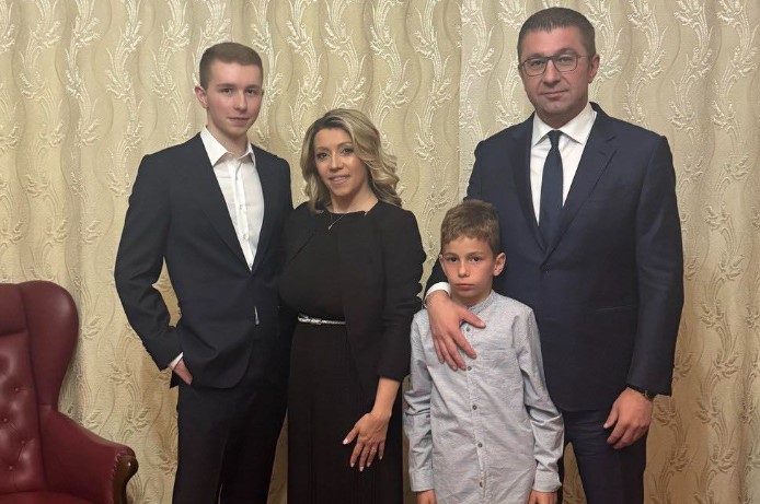 Djali i Mickoskit feston maturën, kryeministri postoi një foto familjare me një mesazh për të