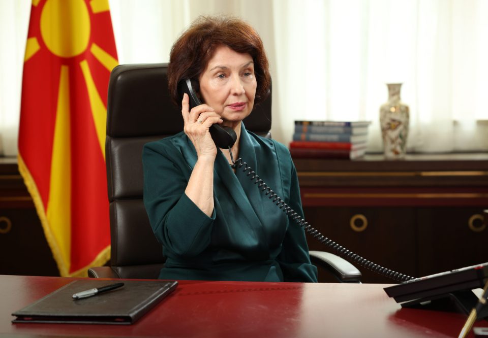 Siljanovska Davkova telefonon Zelenskyn: Mbështesim përpjekjet për përfundimin e luftës