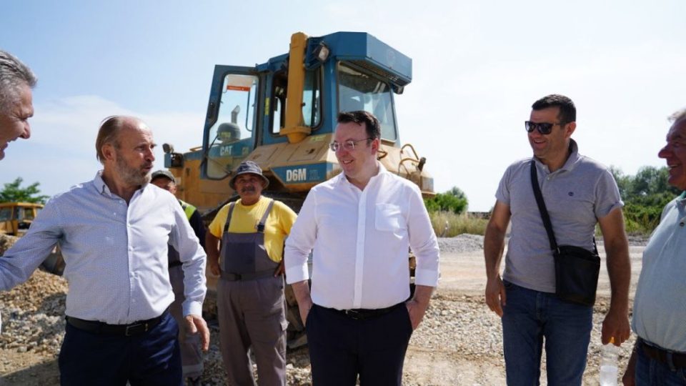 Nikolloski dhe Trajanovski në terren duke mbikëqyrur ndërtimin e autostradës Ohër-Kërçovë