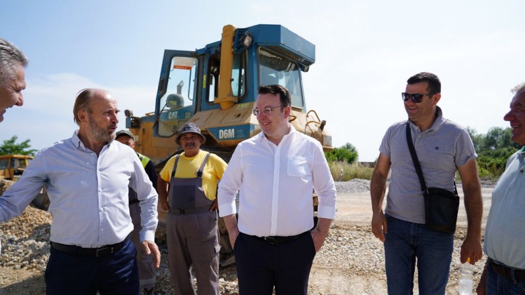 Nikolloski dhe Trajanovski në terren duke mbikëqyrur ndërtimin e autostradës Ohër-Kërçovë