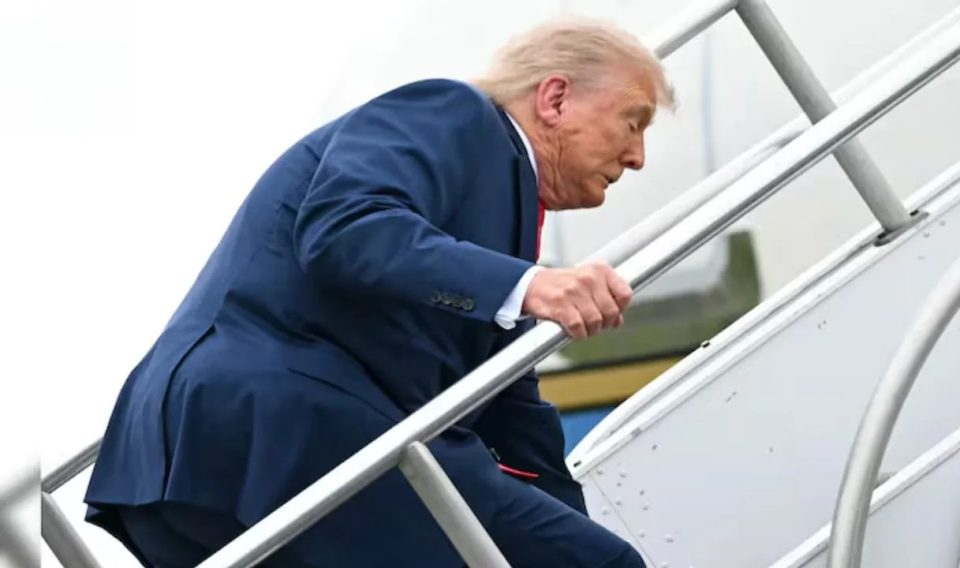 Presidenti Trump pengohet në shkallët e Air Force One