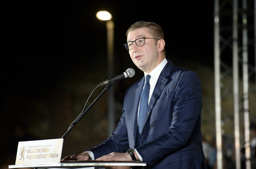 Mickoski me një mesazh: Zyrtarët nuk duhet të harrojnë se makadami në fshatra dhe rrugë është më i vërtetë, më autentik dhe më i butë se qilimi në hotele dhe zyra të shtrenjta