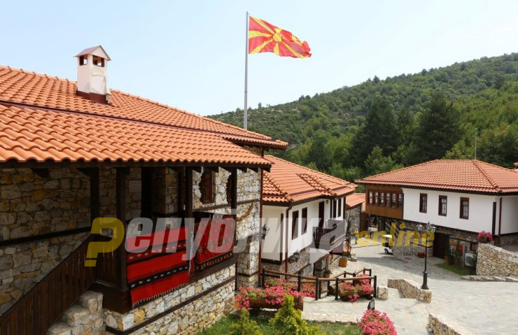 Kompleksi “Fshati Maqedonas” rihapet pas shtatë vitesh