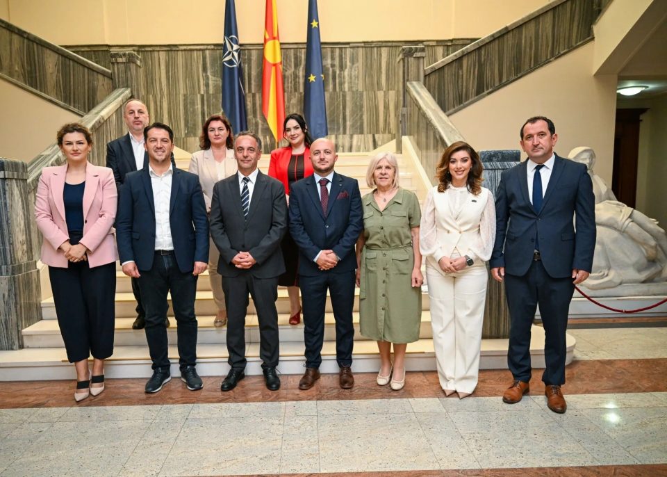 Kuvendi zgjodhi Azir Aliun për ministër të ri të Shëndetësisë, ndërsa Albrim Hoxhën për zëvendësministër të bujqësisë
