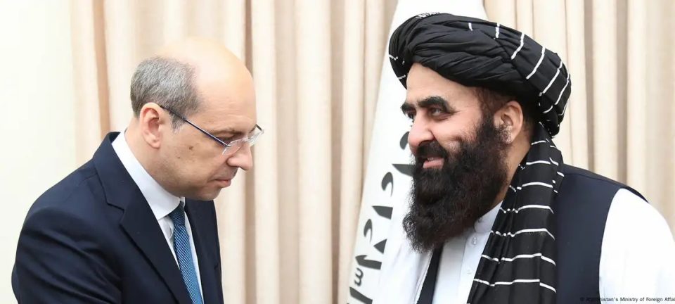 Rusia, shteti i parë në botë që njeh qeverinë e talebanëve