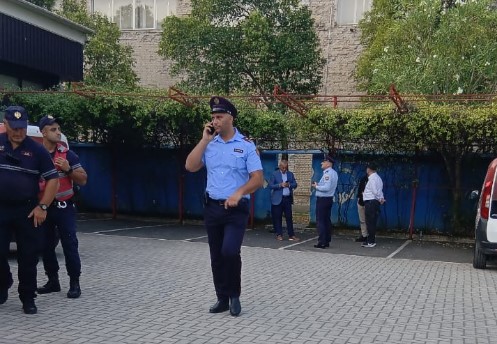 Policia rrethon objektin e Televizionit “News 24” në Shqipëri, reagon Asociacioni i Gazetarëve