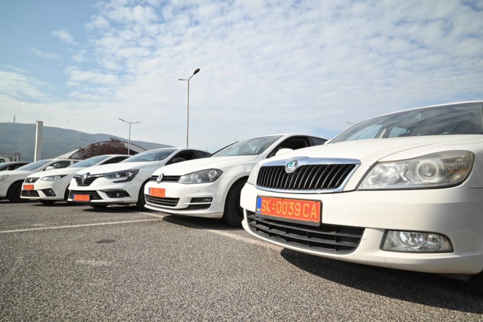 Nis vendosja e targave të kuqe në automjete zyrtare